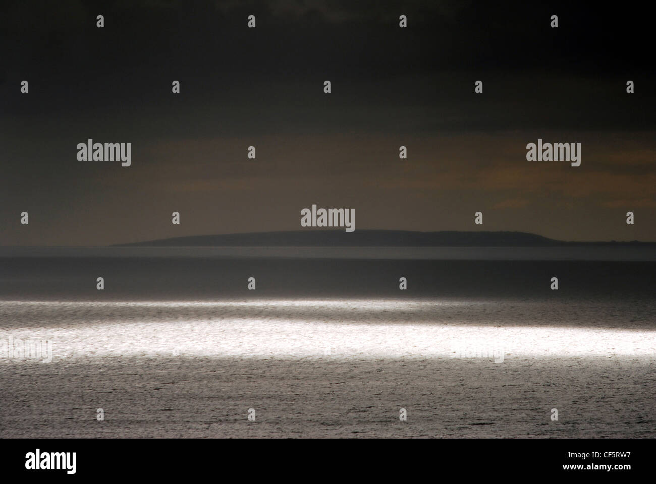 Wellen von Licht über dem Atlantik am Burren im County Clare. Stockfoto