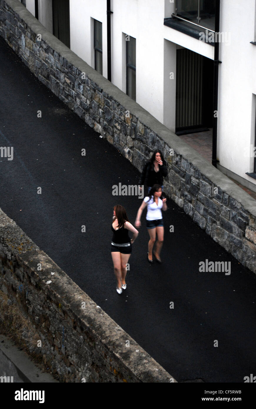 Mädchen gehen für eine Samstag Nacht in Castlebar in der Grafschaft Mayo. Stockfoto