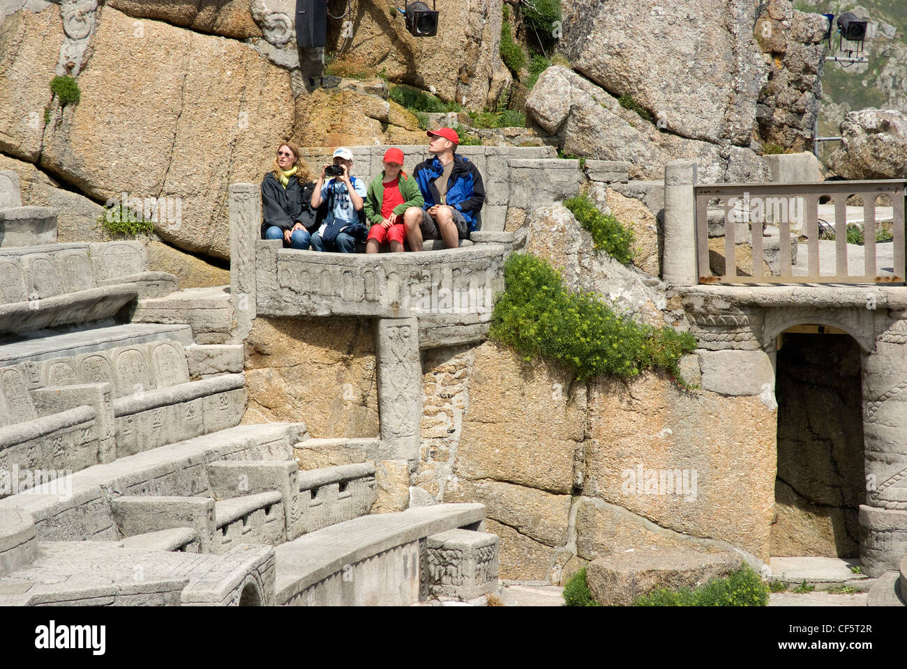 Eine Familie sitzt in einem Stein-Boxen in der Aula der Minack Theatre, ein open-air-Theater in den Granit gehauen Stockfoto