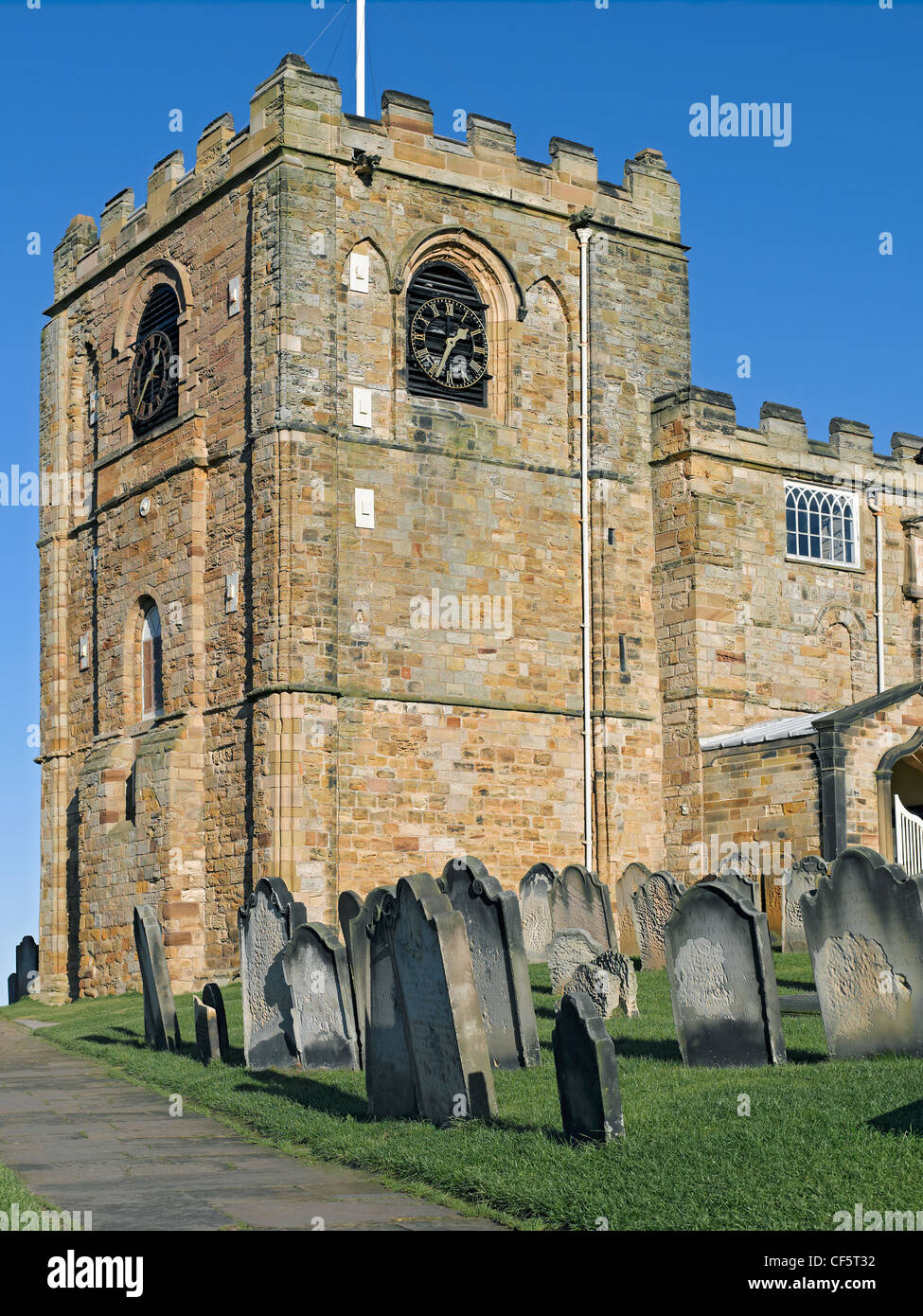 Str. Marys Kirche und Friedhof am East Cliff über den alten Hafen von Whitby. Stockfoto