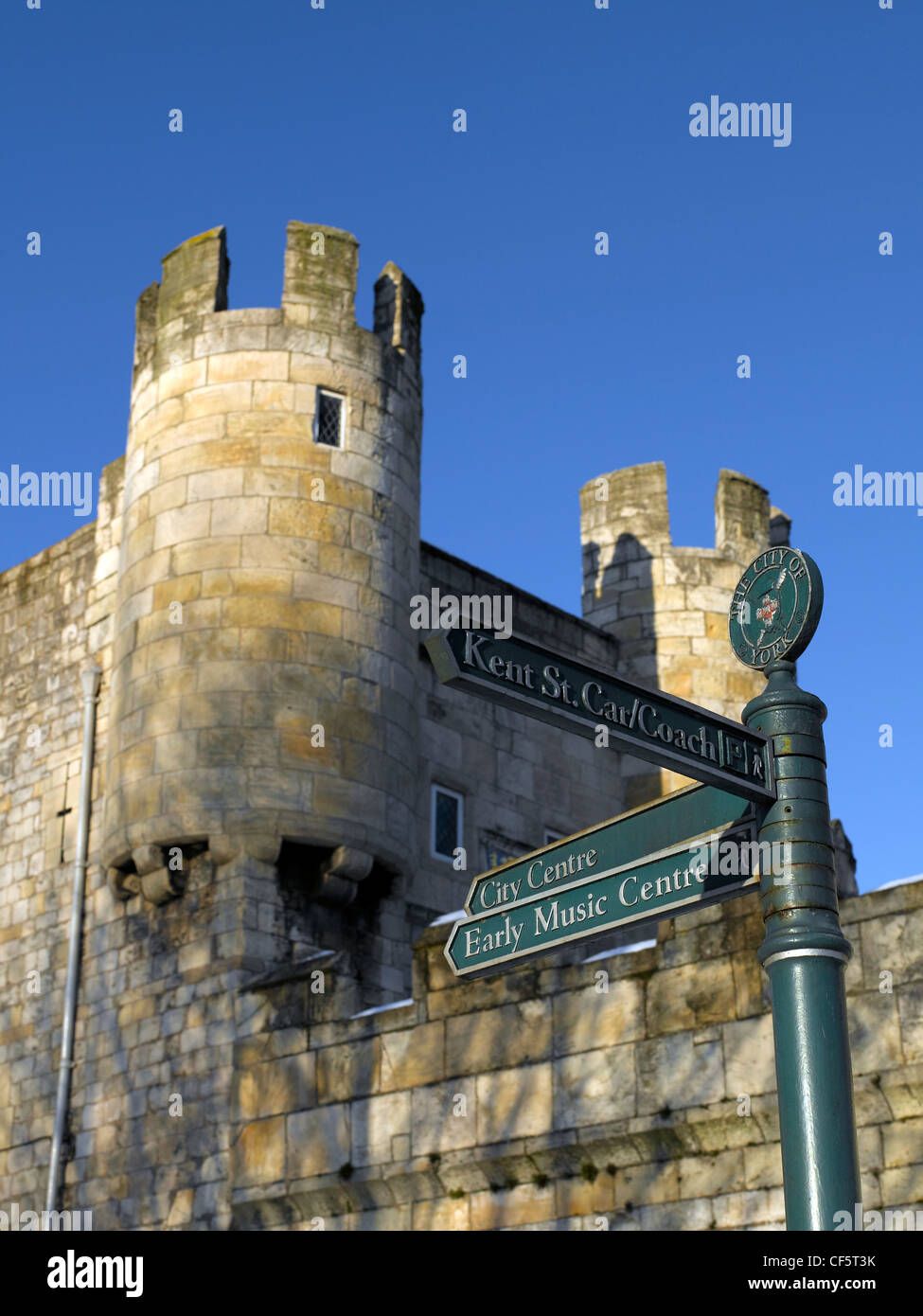 Ein Schild vor Walmgate Bar, eines der vier wichtigsten mittelalterlichen Tore in die Stadt. Stockfoto