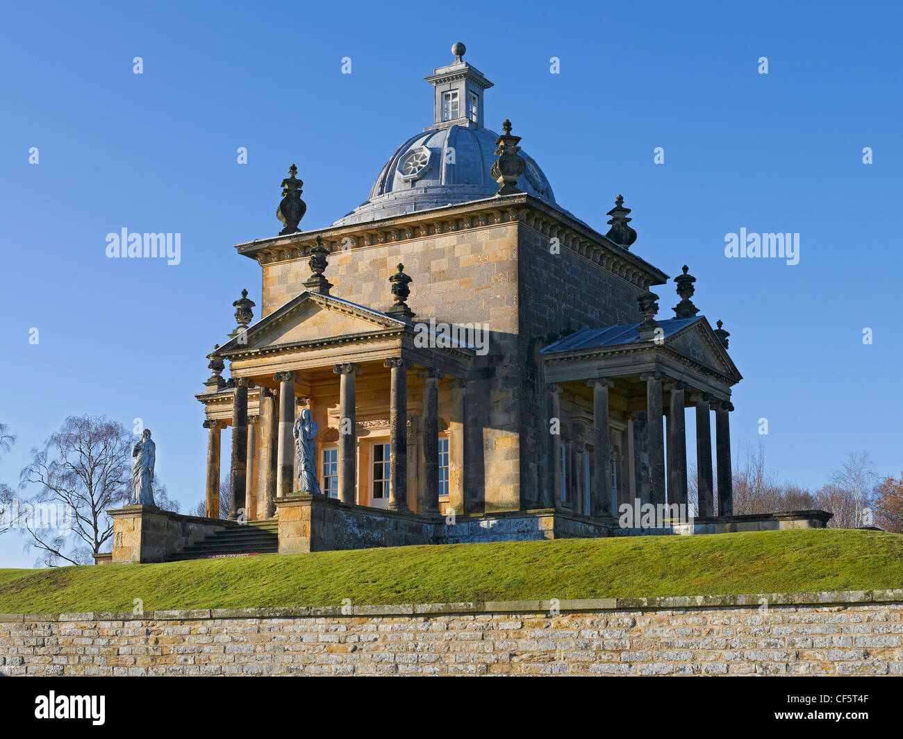 Der Tempel der vier Winde, entworfen von Sir John Vanbrugh, in den Gärten des Castle Howard. Stockfoto