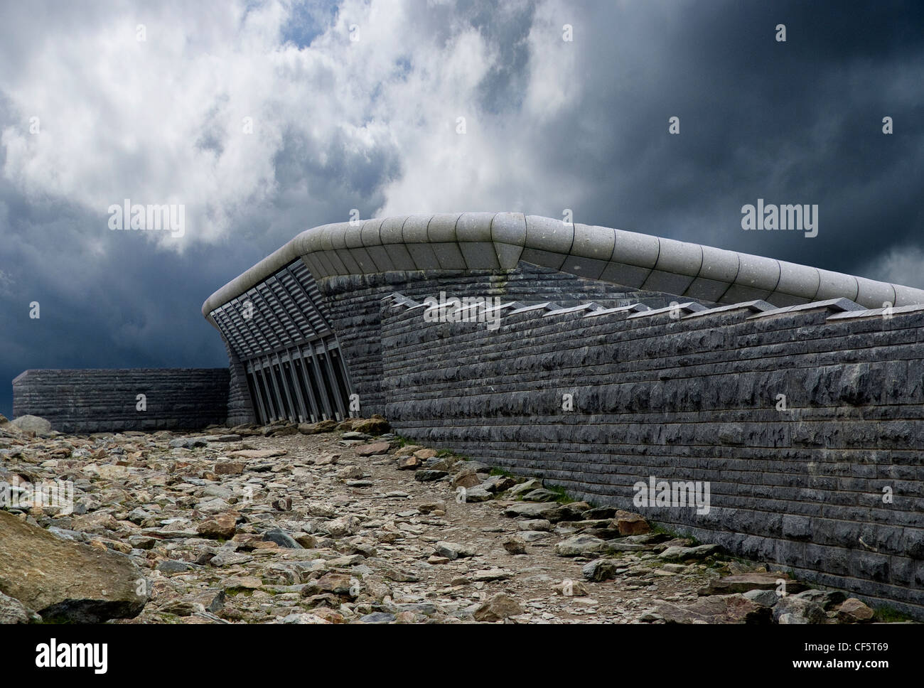 Das neue Café und die Besucher Zentrum auf dem Gipfel des Mount Snowdon, der höchste Berg in England und Wales. Stockfoto