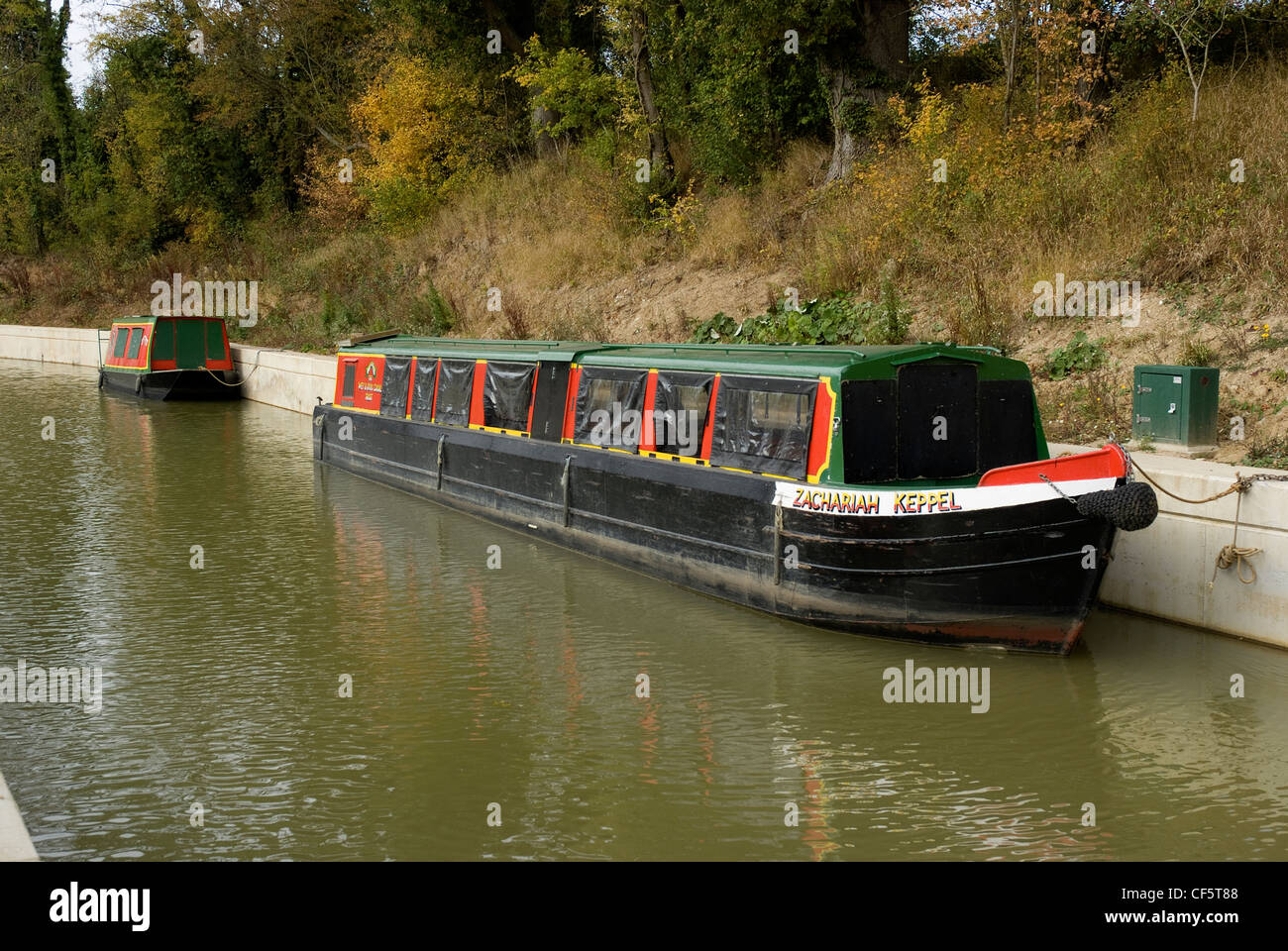 Zwei Kanal Boote vertäut am Wey und Arun-Kanal in der Nähe von Loxwood. Stockfoto