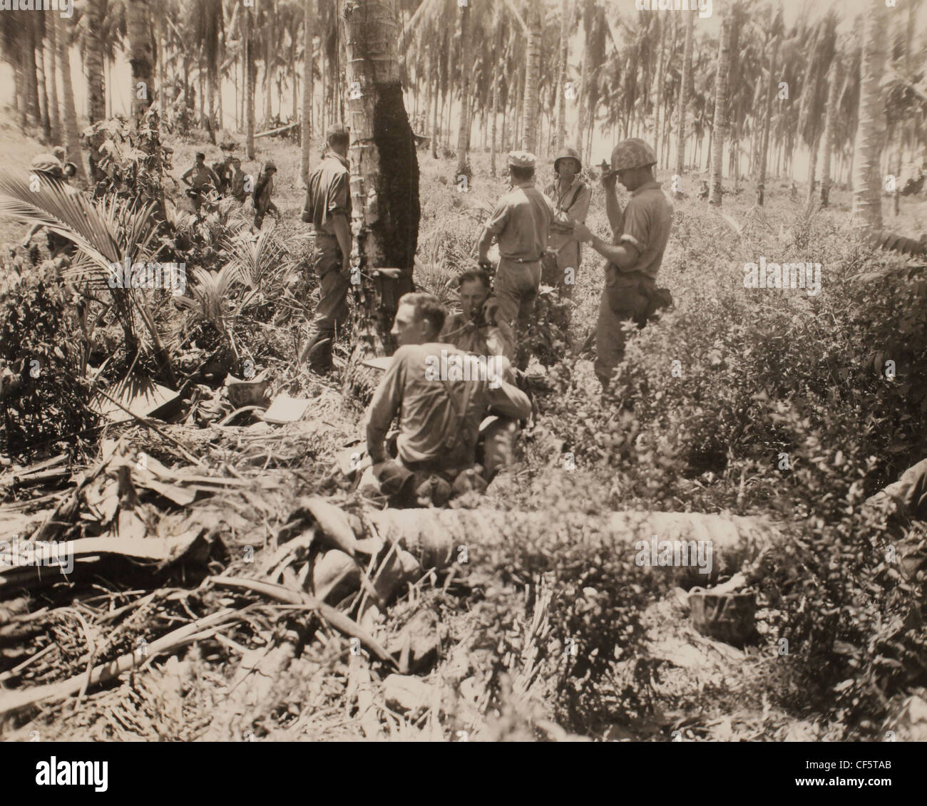 US Marine Corps WWII Pazifik-Kampagne: Oberst und Mitarbeiter in Regiments Gefechtsstand nach der Landung auf Guadalcanal während Kleid neu Stockfoto