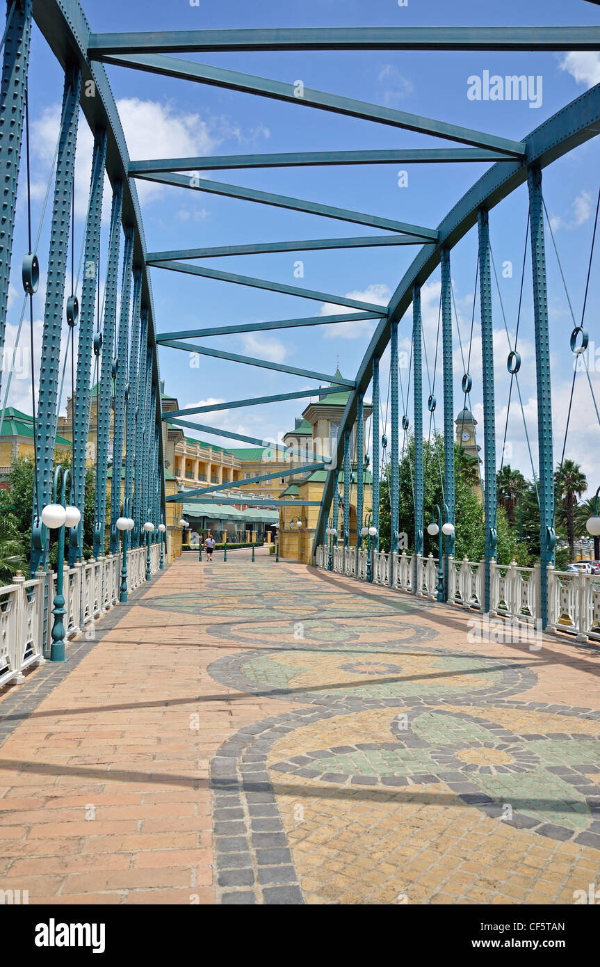 Overhead-Brücke, Gold Reef City Casino, Johannesburg, Provinz Gauteng, Südafrika Stockfoto