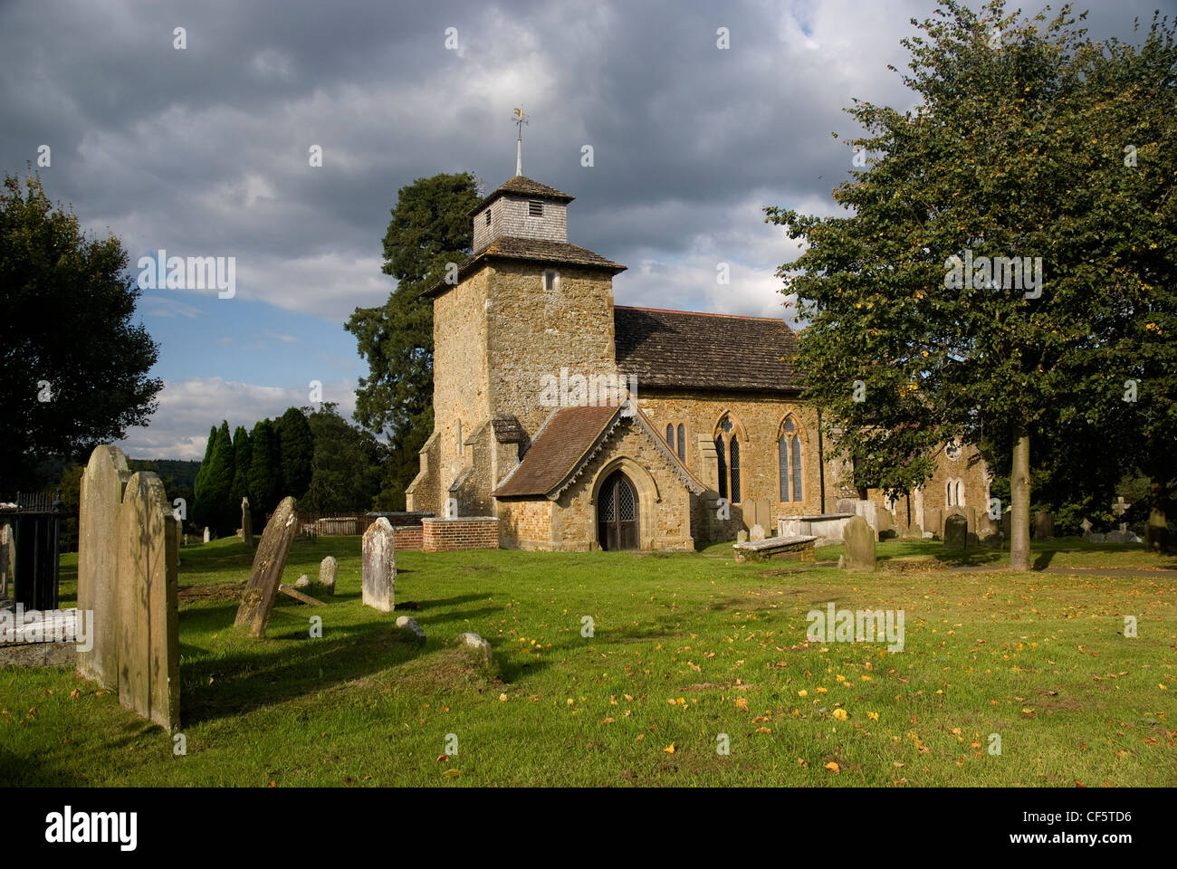 St. Johannes der Evangelist auf den North Downs in Wotton. Stockfoto