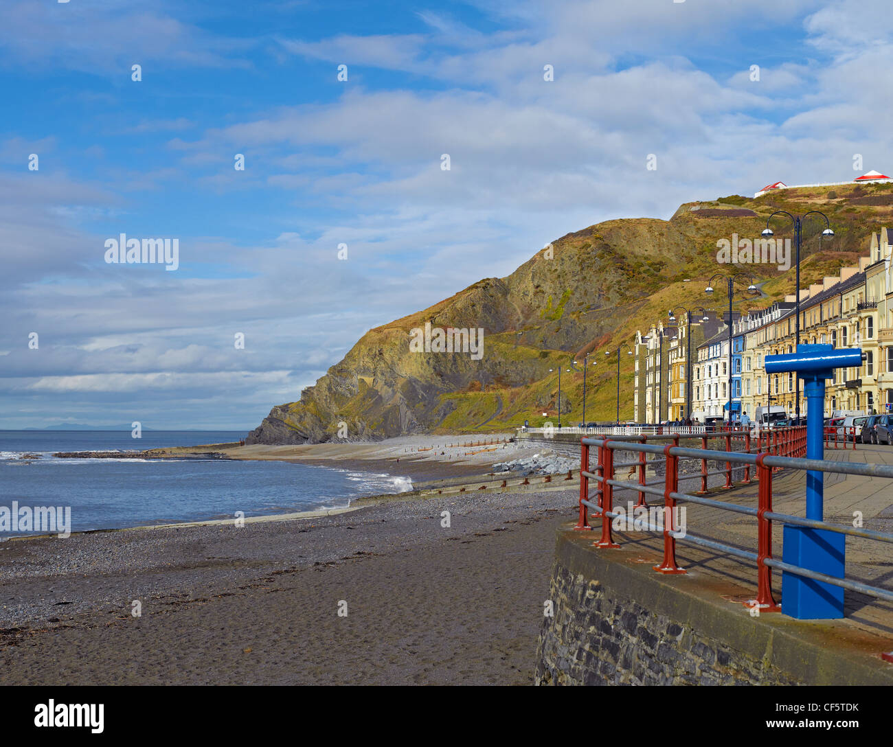 North Beach und Marine Terrace in Aberystwyth durch die irische See. Stockfoto