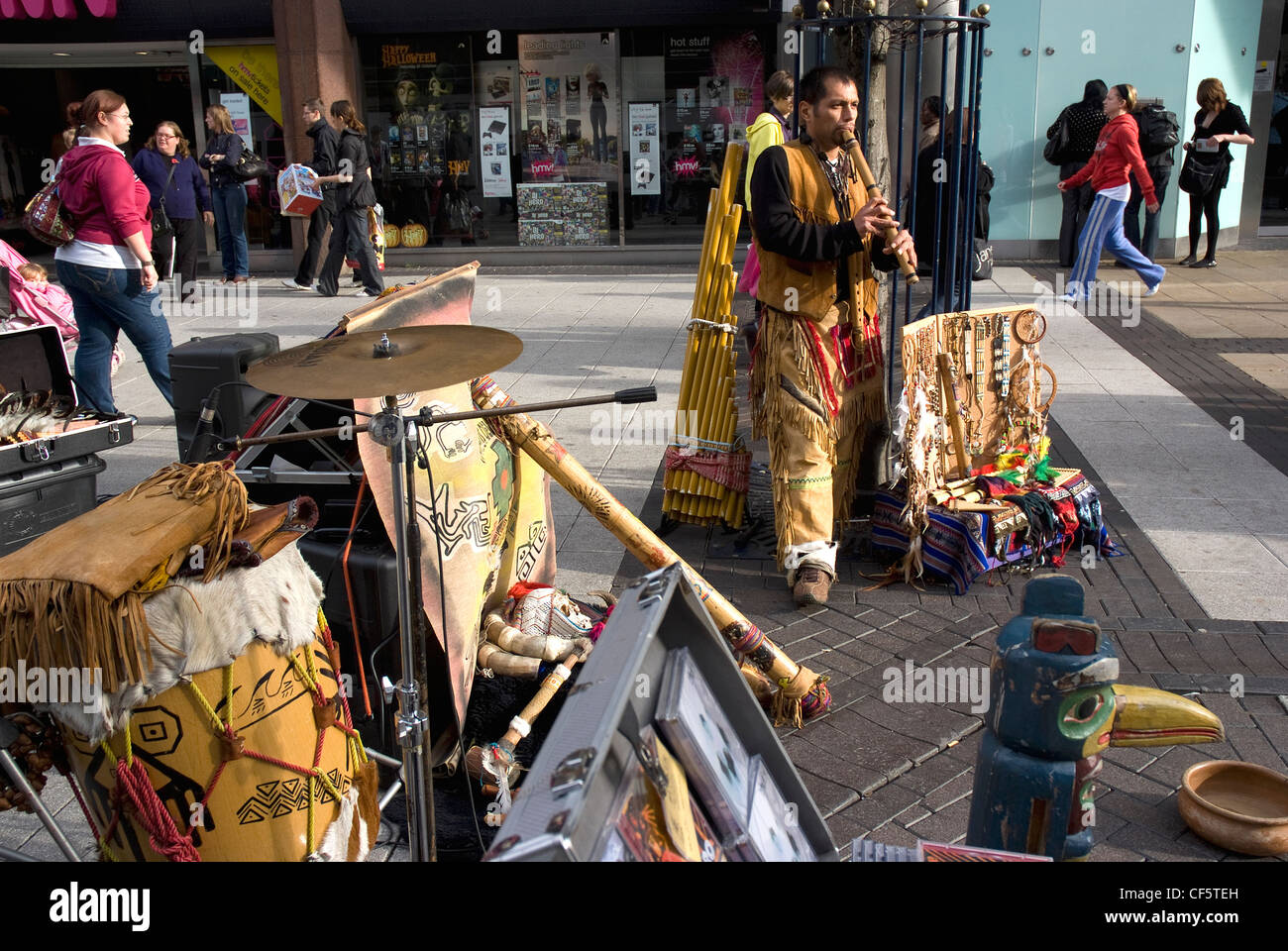 Eine indianische Musiker auf der Straße im Stadtzentrum von Birmingham. Stockfoto