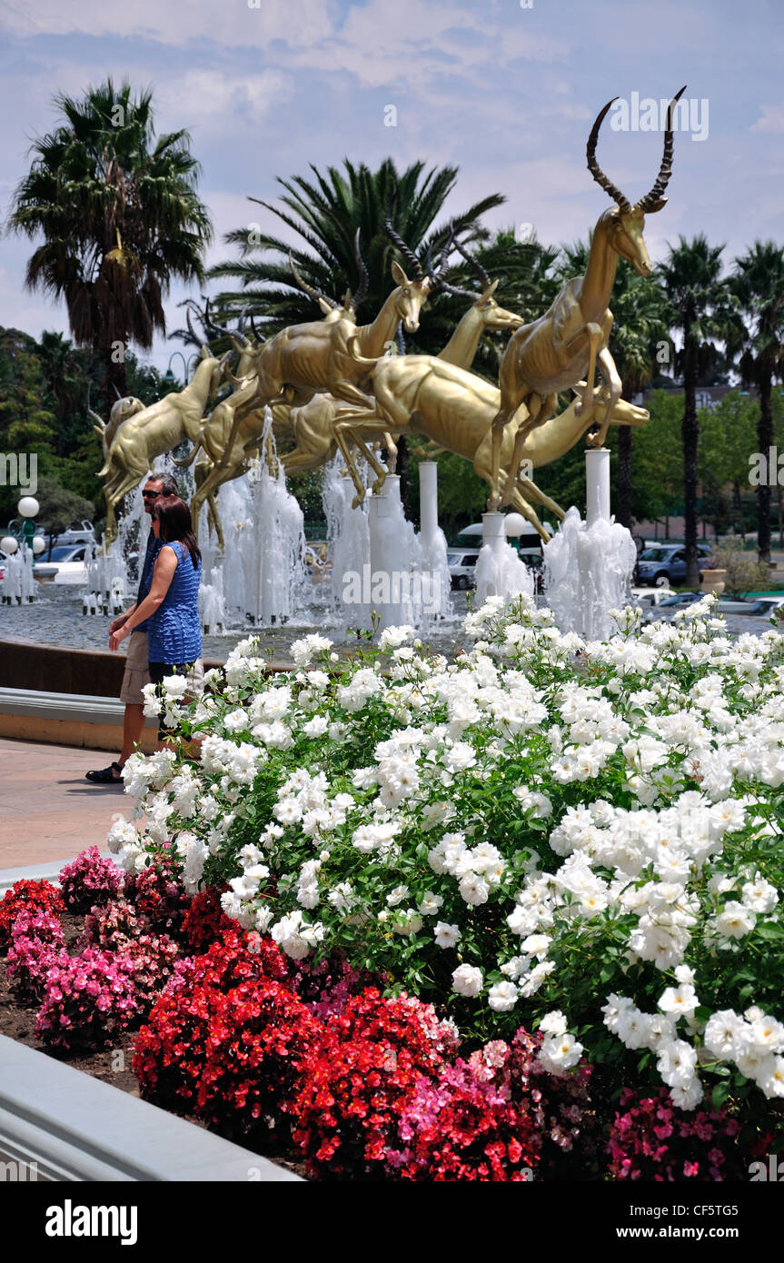 "Springen Impala" Eingang Brunnen im Gold Reef City Casino, Johannesburg, Provinz Gauteng, Südafrika Stockfoto