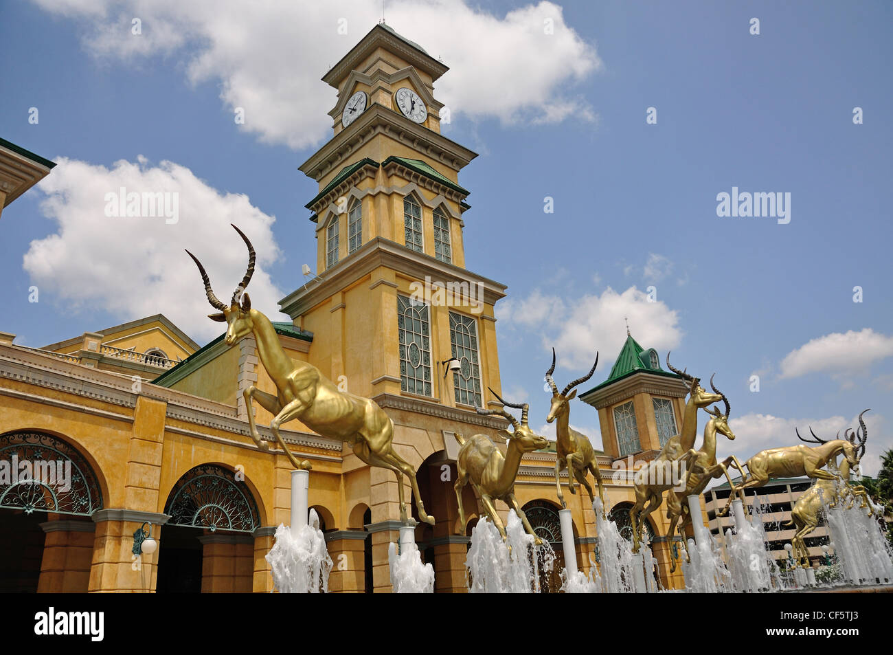 "Springen Impala" Eingang Brunnen im Gold Reef City Casino, Johannesburg, Provinz Gauteng, Südafrika Stockfoto
