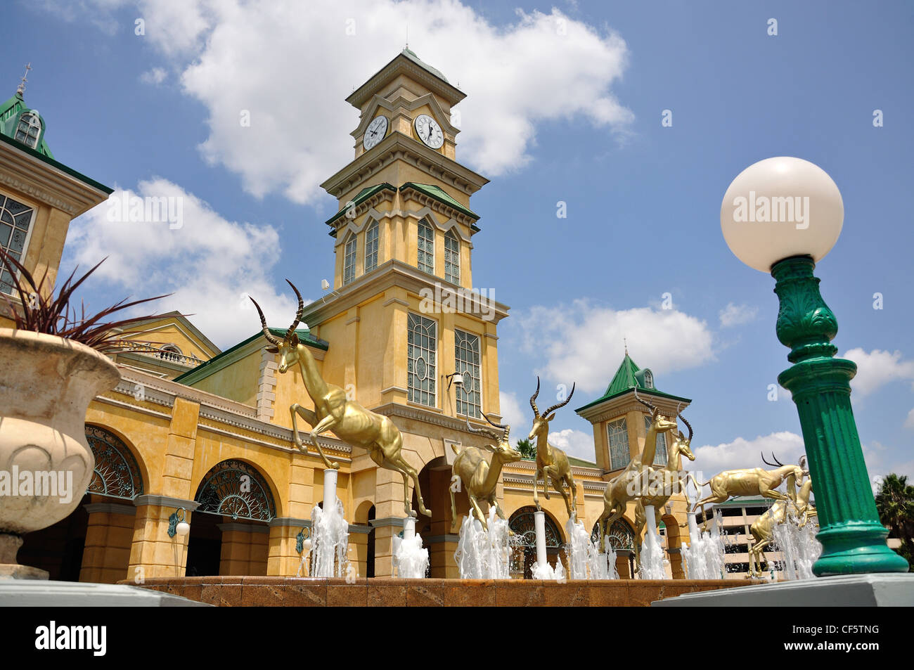 "Springen Impala" Eingang Brunnen im Gold Reef City Casino, Johannesburg, Provinz Gauteng, Südafrika Stockfoto
