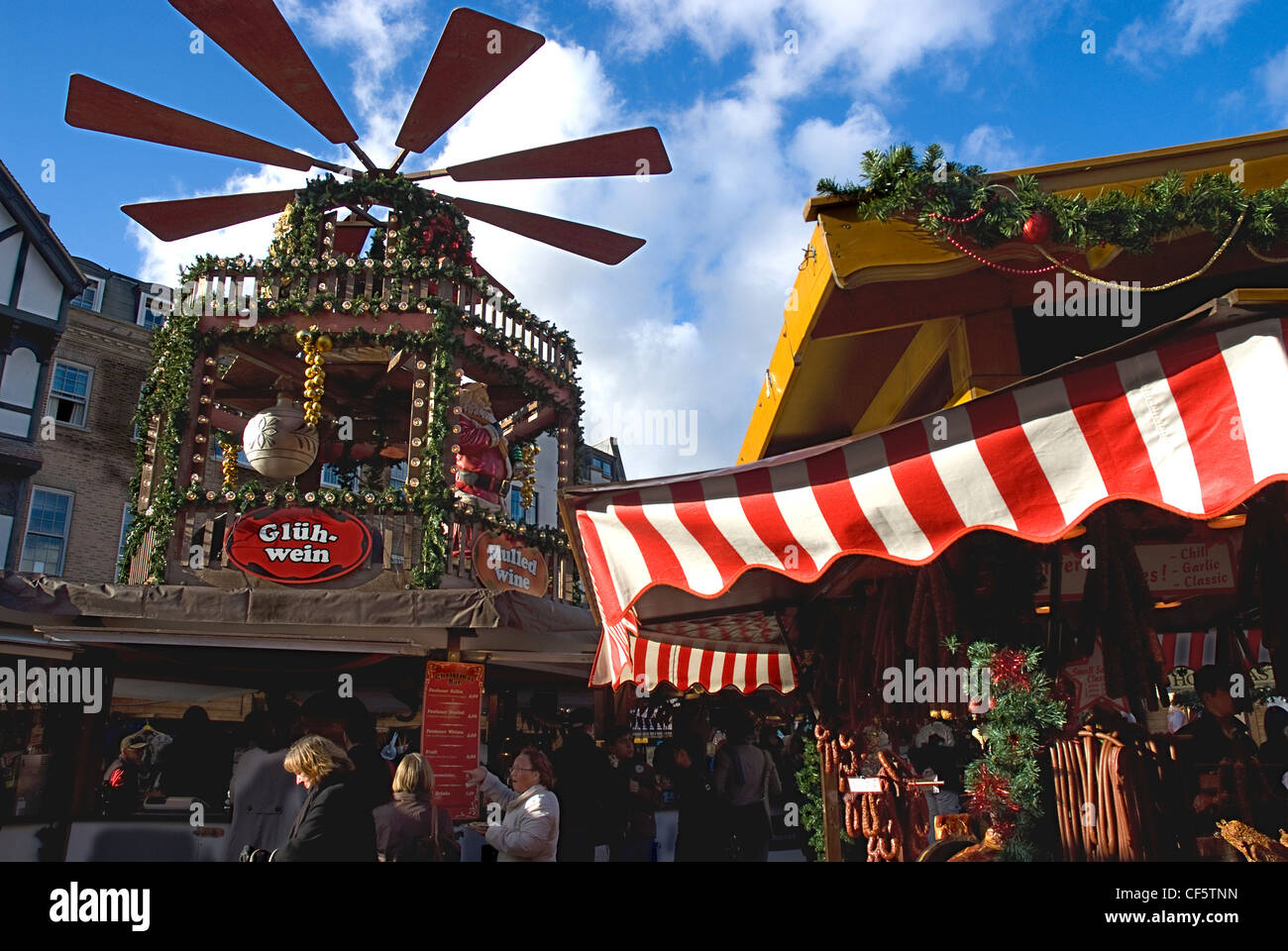 Einen deutschen Weihnachtsmarkt in Kingston nach Themse Marktplatz. Stockfoto