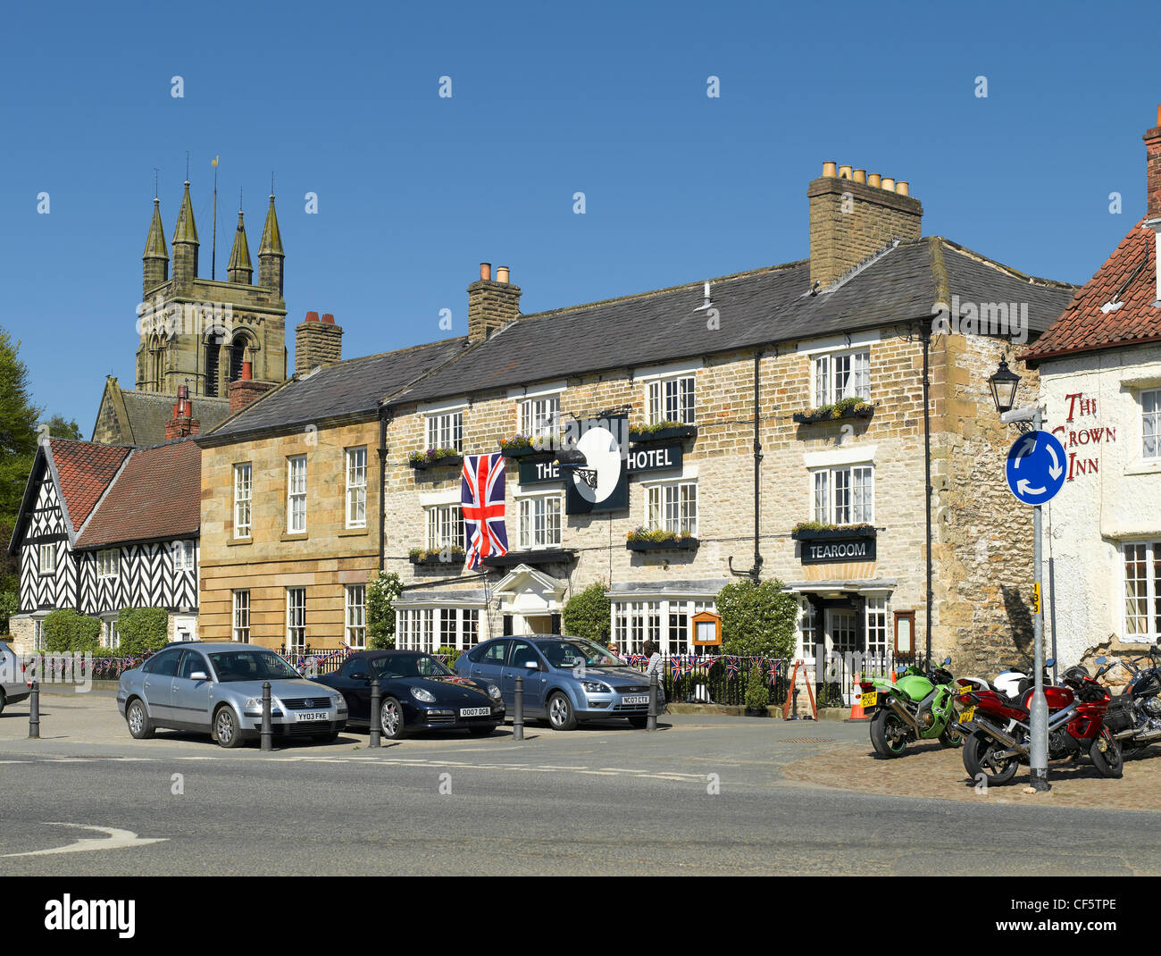 Die Black Swan Hotel, ein historischer Gasthof jetzt ein Boutique-Hotel im Marktplatz. Der Turm der Kirche Allerheiligen ist im Hintergrund. Stockfoto