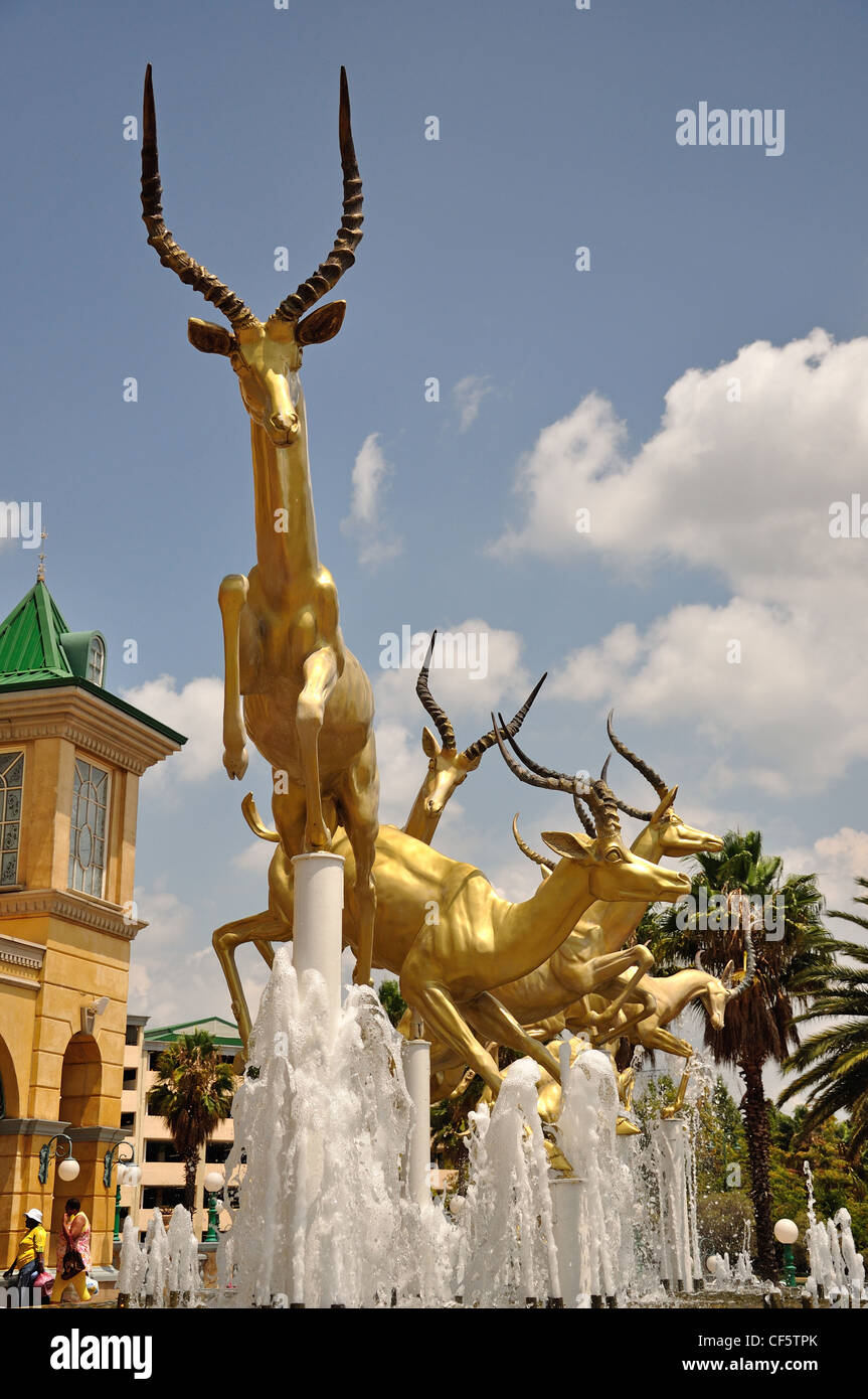 "Springen Impala" Eingang Brunnen im Gold Reef City Casino, Johannesburg, Provinz Gauteng, Südafrika Stockfoto
