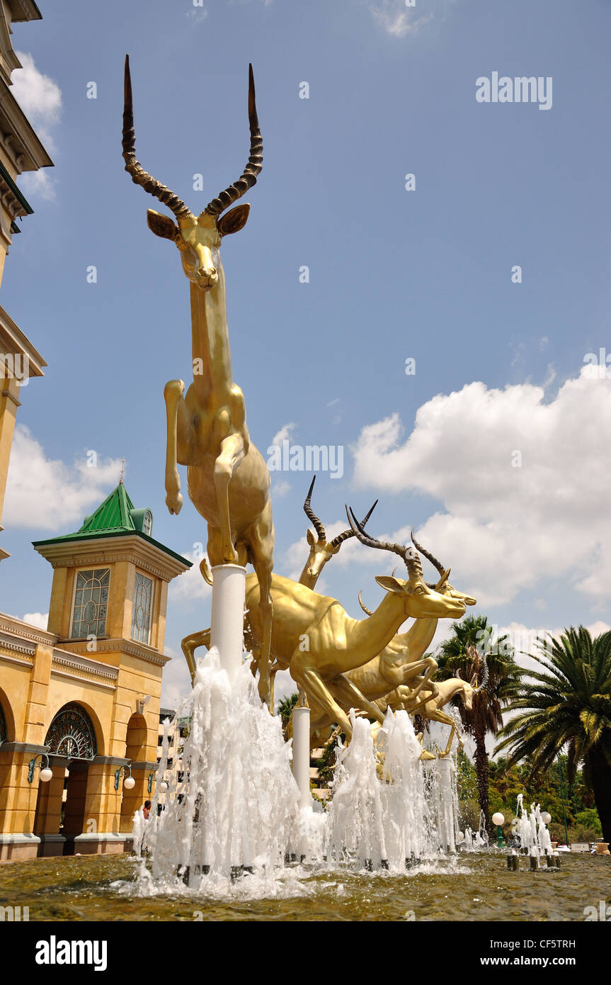 "Springen Impala" Eingang Brunnen im Gold Reef City Casino, Johannesburg, Provinz Gauteng, Südafrika Stockfoto