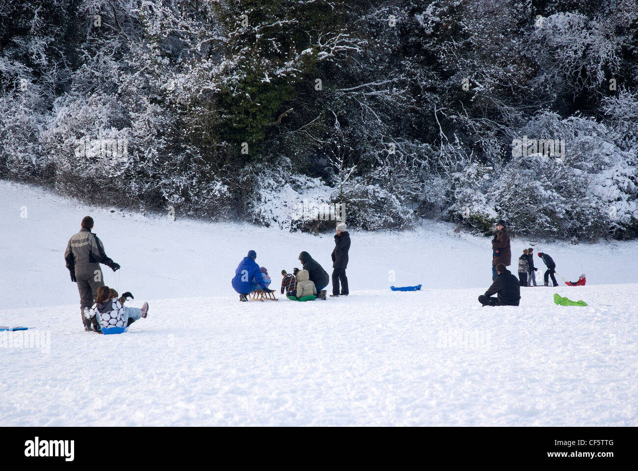 Familienspaß im Schnee auf Epsom Downs. Stockfoto
