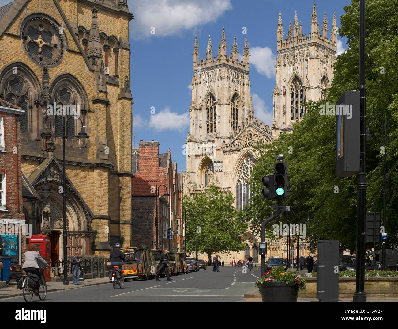 Die Westfassade des York Minster und St. Wilfrid katholische Kirche Duncombe vorhanden. Stockfoto