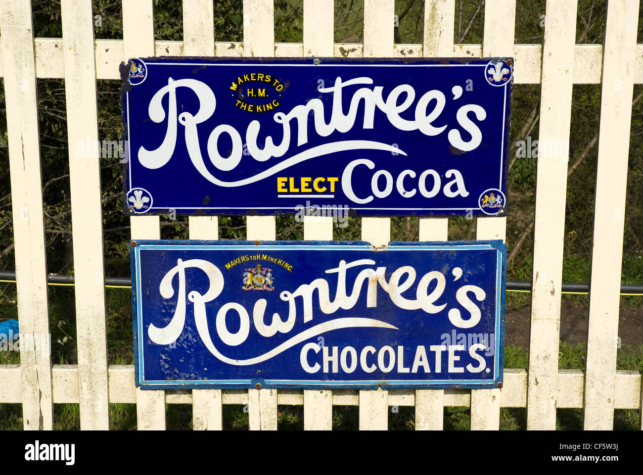 Alten Rowntree Werbeschilder an Sheffield Park Station auf der Bluebell Railway. Stockfoto