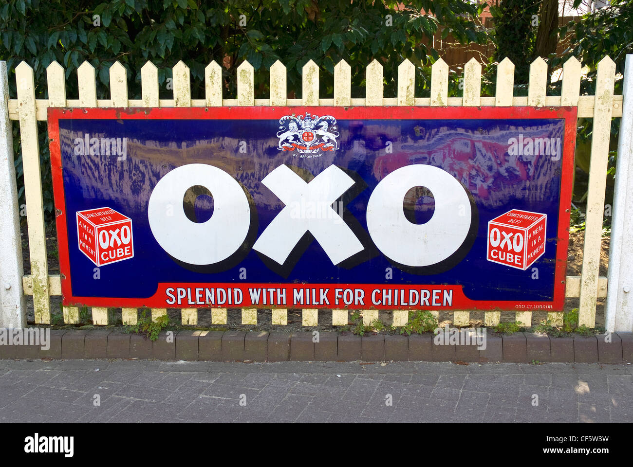 Ein altes OXO-Werbeschild an Sheffield Park Station auf der Bluebell Railway. Stockfoto