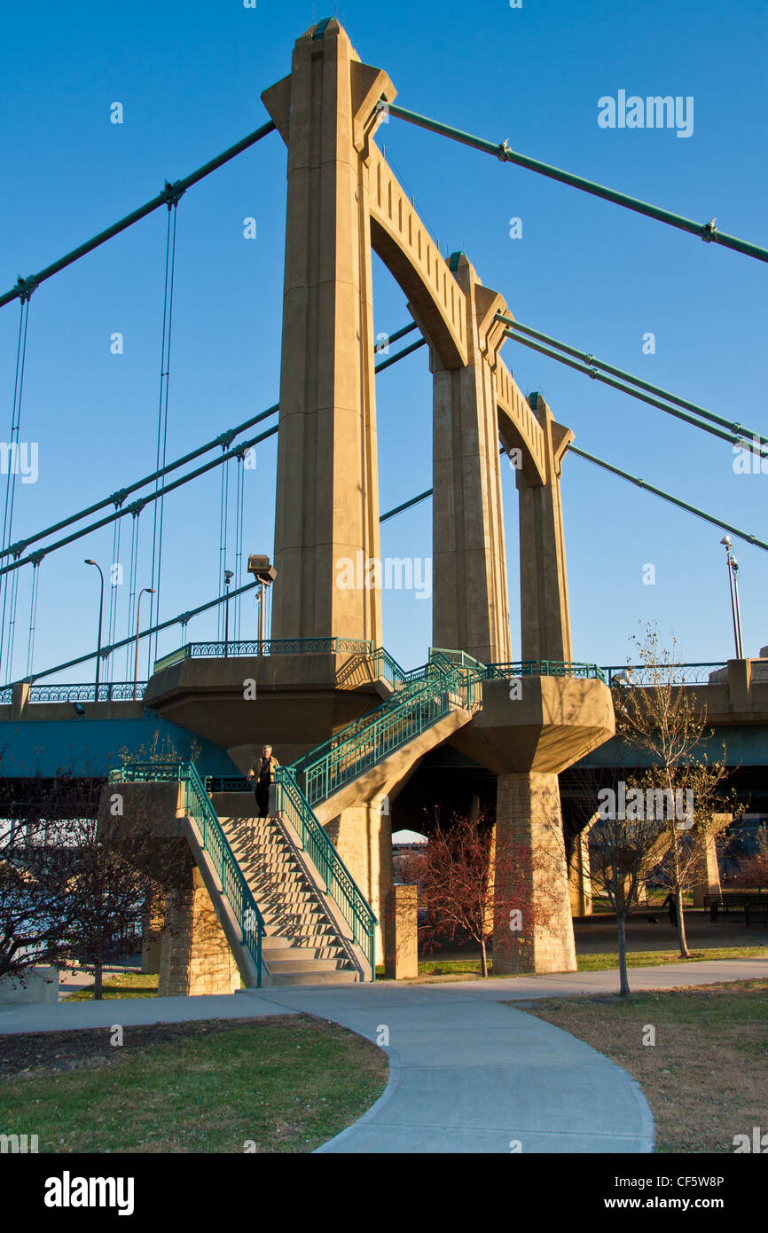 Die Hennepin Avenue Bridge über den Mississippi River in der Riverfront District von Minneapolis. Stockfoto