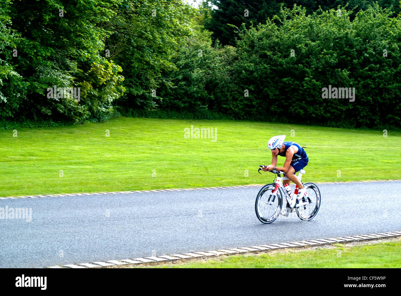 Ein Triathlet Radsport Out auf dem Platz bei einem Triathlon-Event am Eton Dorney, ein Austragungsort der Olympischen Spiele für die Spiele 2012 in London. Stockfoto