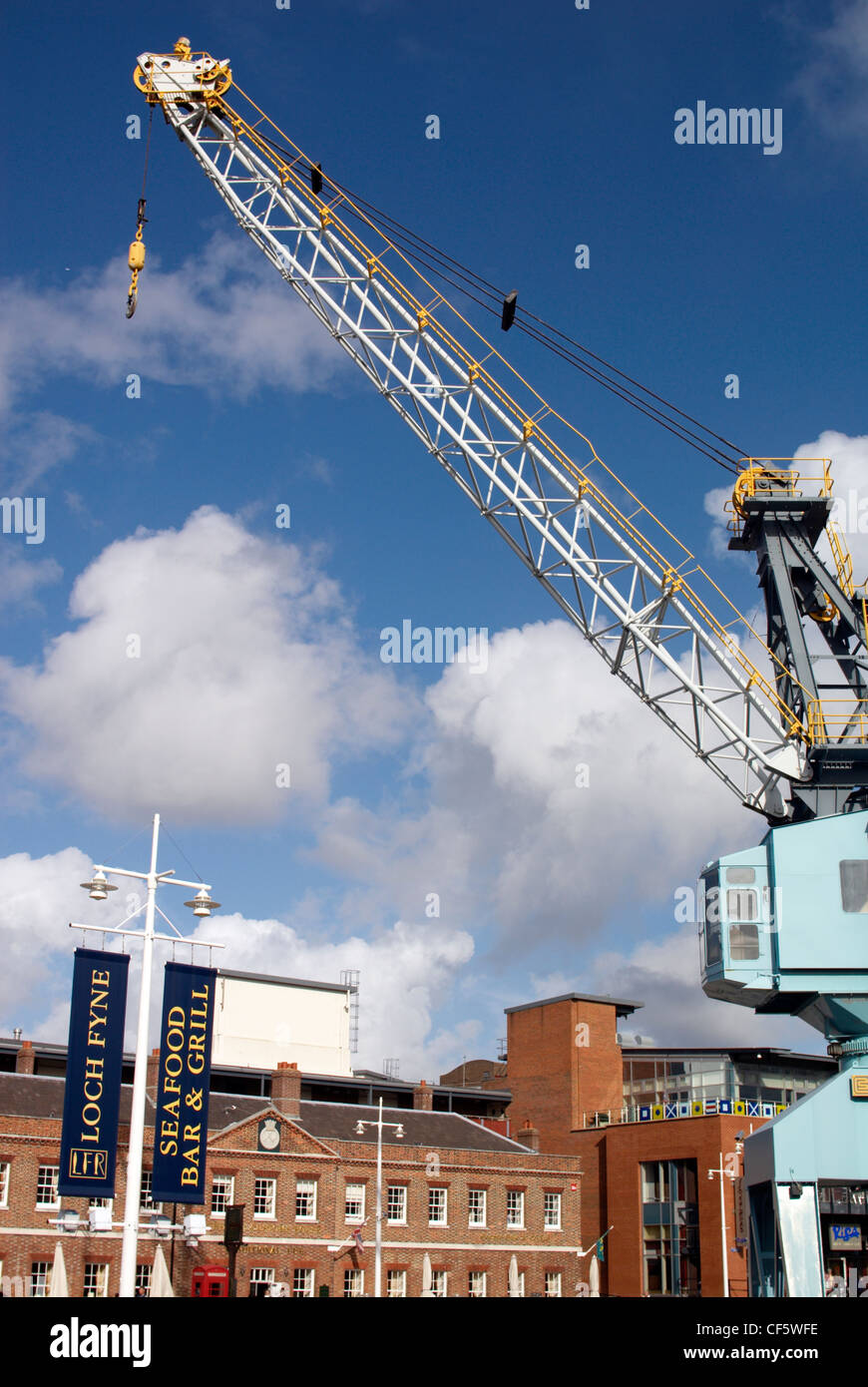 Alten Dock Yard Kran. Der Kran ist als ein Merkmal der Gunwharf Quays in Portsmouth erhalten geblieben. Stockfoto