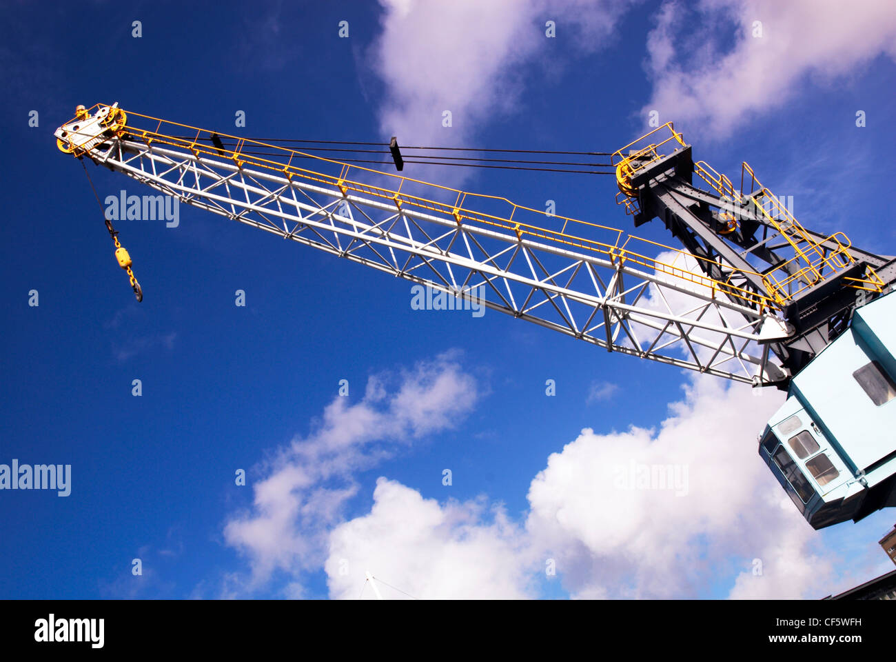 Nach oben auf ein alten Dock-Werft-Kran. Der Kran ist als ein Merkmal der Gunwharf Quays in Portsmouth erhalten geblieben. Stockfoto