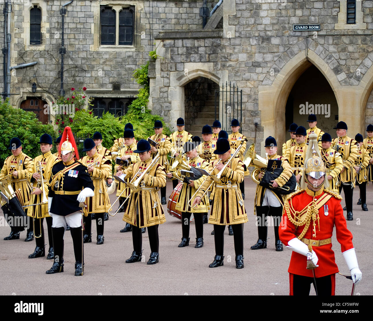 Die Band von The Blues and Royals bei der jährlichen Strumpfband Zeremonie in Windsor Castle parade wird vorbereitet. Stockfoto