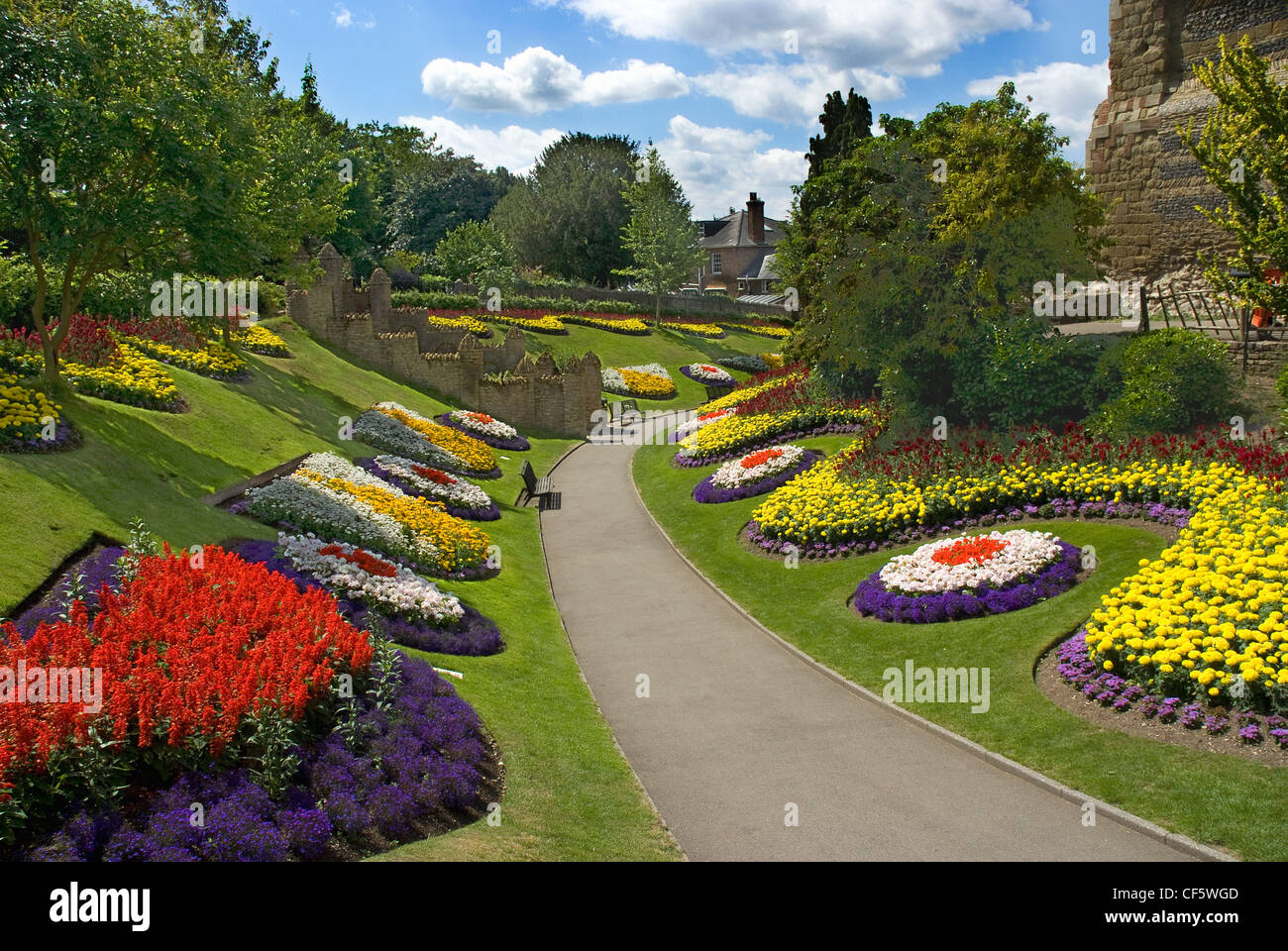 Atemberaubende florale zeigt auf dem Gelände des Guildford Castle. Stockfoto