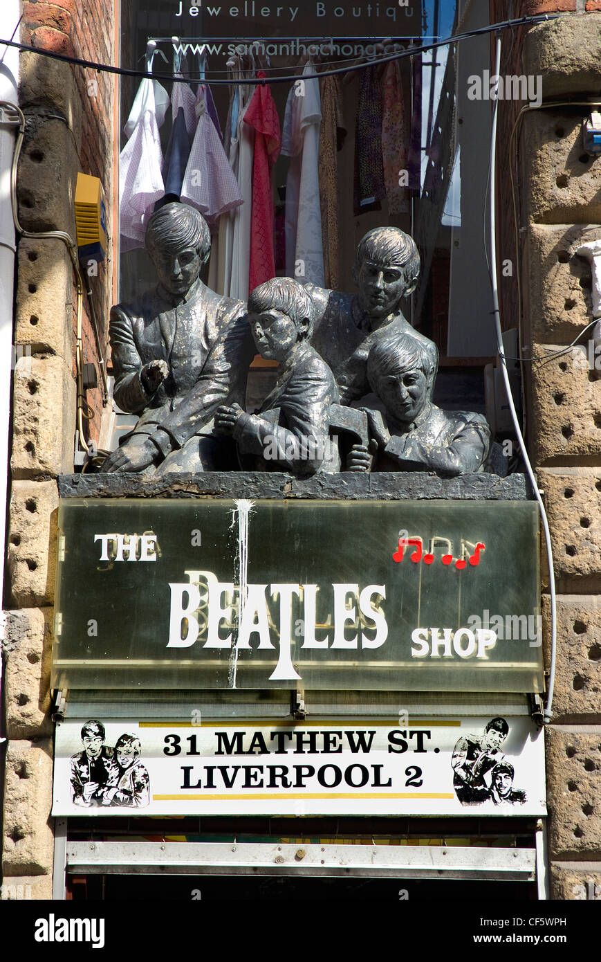 Statuen über dem Eingang zu The Beatles-Shop auf der Mathew Street. Stockfoto