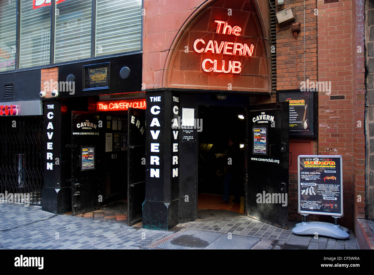 Der Cavern Club in der Mathew Street, "der bekannteste Club in der Welt". Der Club ist, wo Brian Epstein zum ersten Mal sah die Beatles pro Stockfoto