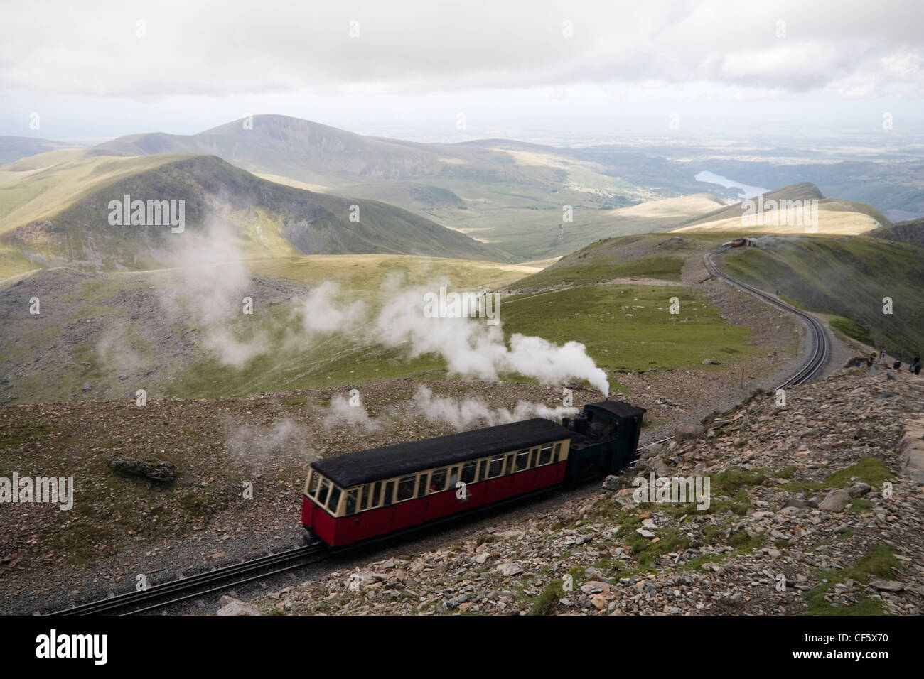 Snowdon Mountain Railway Dampf Zug schieben eine Beförderung auf einen Berg auf Snowdon. Es ist über 100 Jahre alt und ist das einzige pub Stockfoto