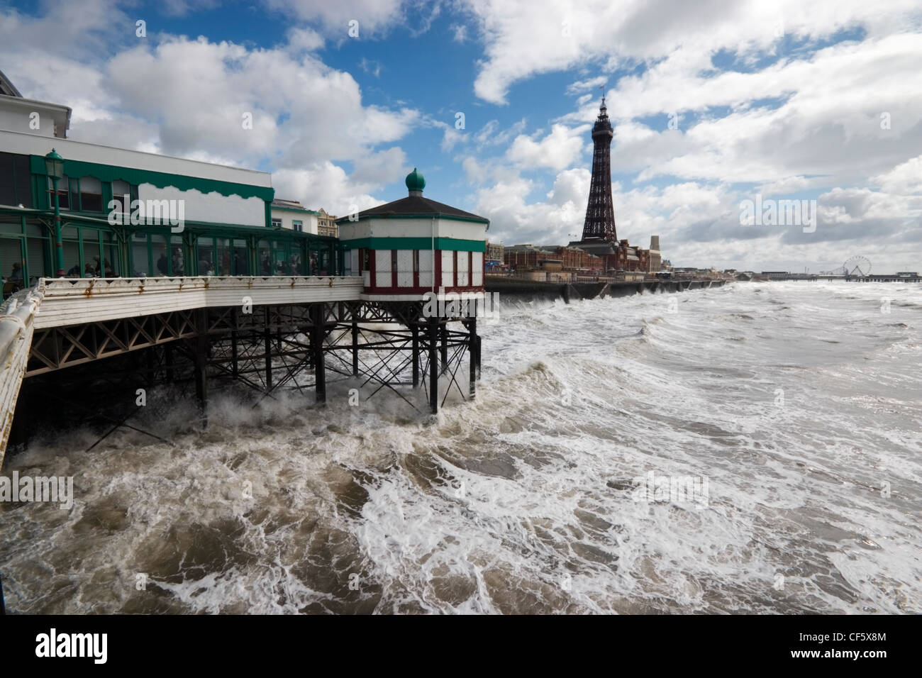 Wellen Verzurren der Seebrücke und Strandpromenade in Blackpool. Die Stadt wird geglaubt, um seinen Namen aus einer Entwässerungsrinne bekommen die lief über eine Stockfoto
