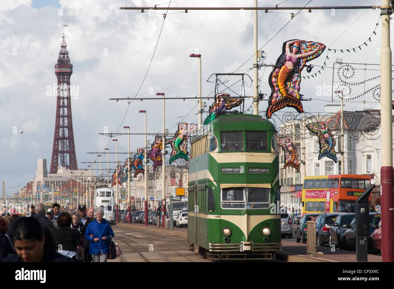 Straßenbahnen, die entlang einer belebten Strandpromenade in Blackpool. Die Stadt wird geglaubt, um seinen Namen aus einer Entwässerungsrinne bekommen die lief über eine Stockfoto
