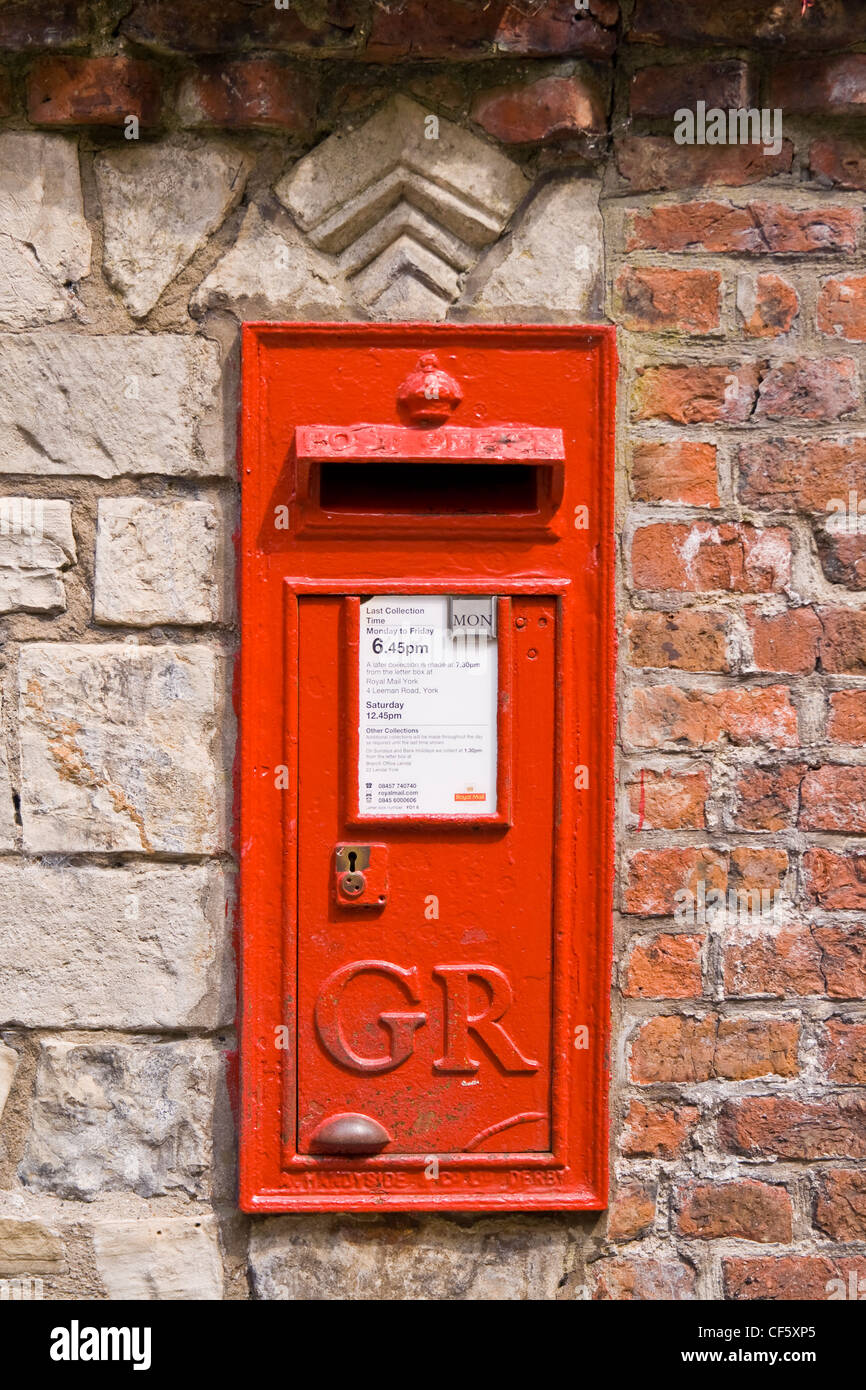 Einen traditionellen roten Briefkasten in einer Wand. Stockfoto