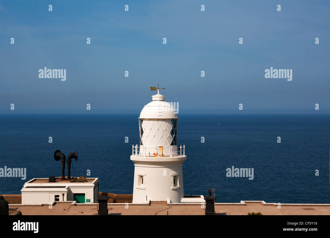 Pendeen Lighthouse an der kornischen Küste während des Tages. Stockfoto