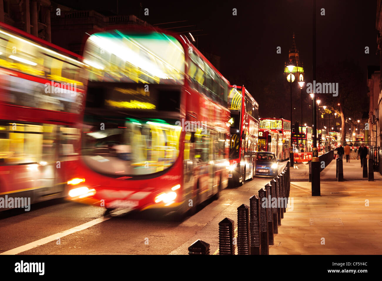 Doppelte Decker roten Londoner Busse Reisen durch die Stadt in der Nacht mit Big Ben im Hintergrund. Stockfoto
