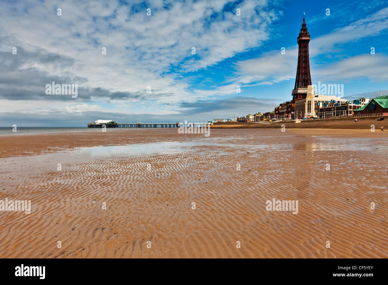 Ein Blick über den Sandstrand in Richtung Blackpool Tower und North Pier an einem Sommertag. Stockfoto