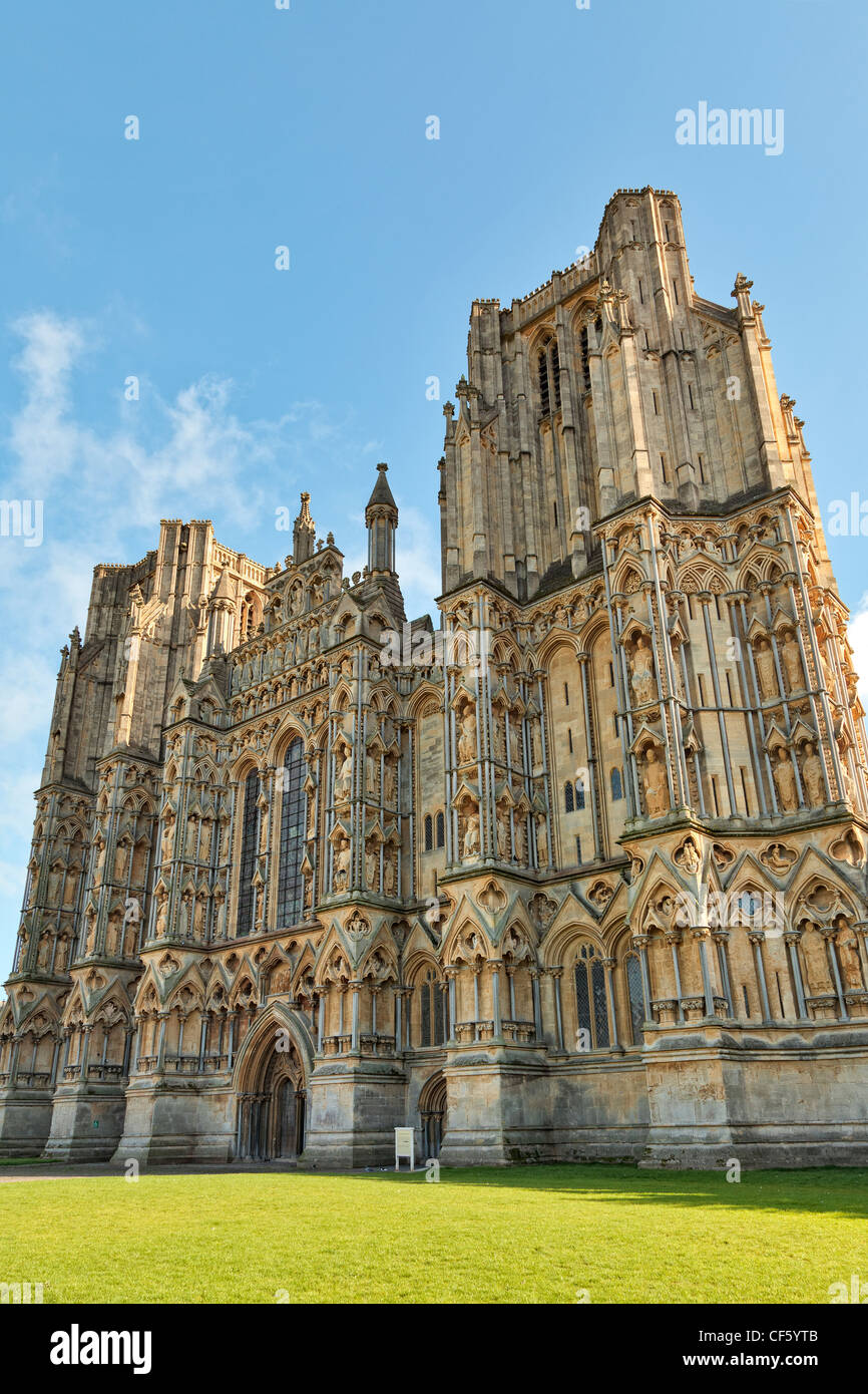 Der Westen Front der Wells Cathedral, begonnen im Jahre 1220, hat die größte Sammlung von mittelalterlichen Statuen in Europa. Stockfoto