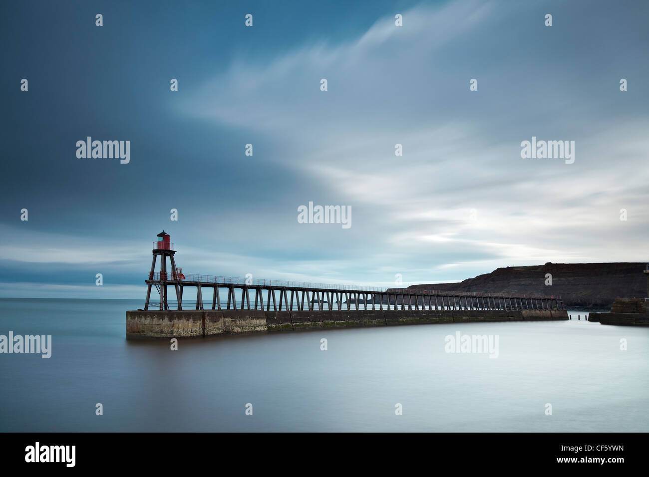 Whitby East Pier Light (neu) am Ende der Ostanleger. Als ein hölzerner Rahmen Turm Baujahr auf "Beine" 1914 nach der Pier war Stockfoto