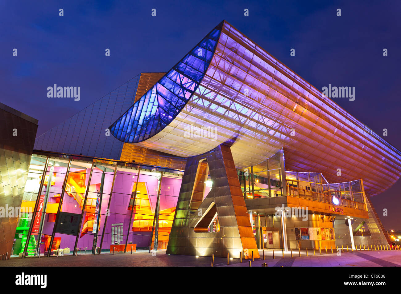 Vordere Außenseite des The Lowry das Herzstück des sanierten Salford Quays in Greater Manchester. Die Lowry ist ein Wahrzeichen Bui Stockfoto