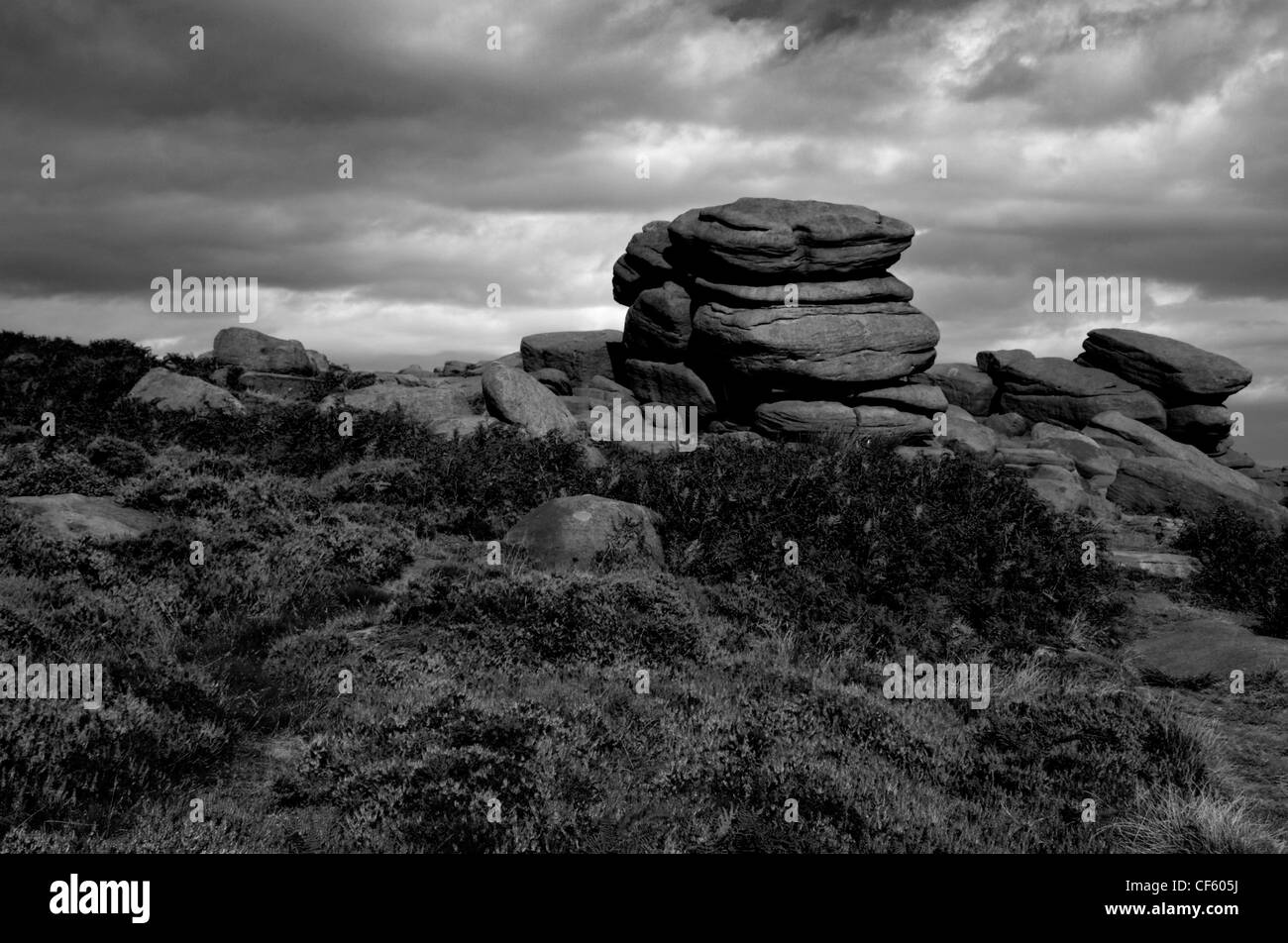 Felsigen Gritstone Felsbrocken auf die Hathersage Moorland im Peak District. Stockfoto