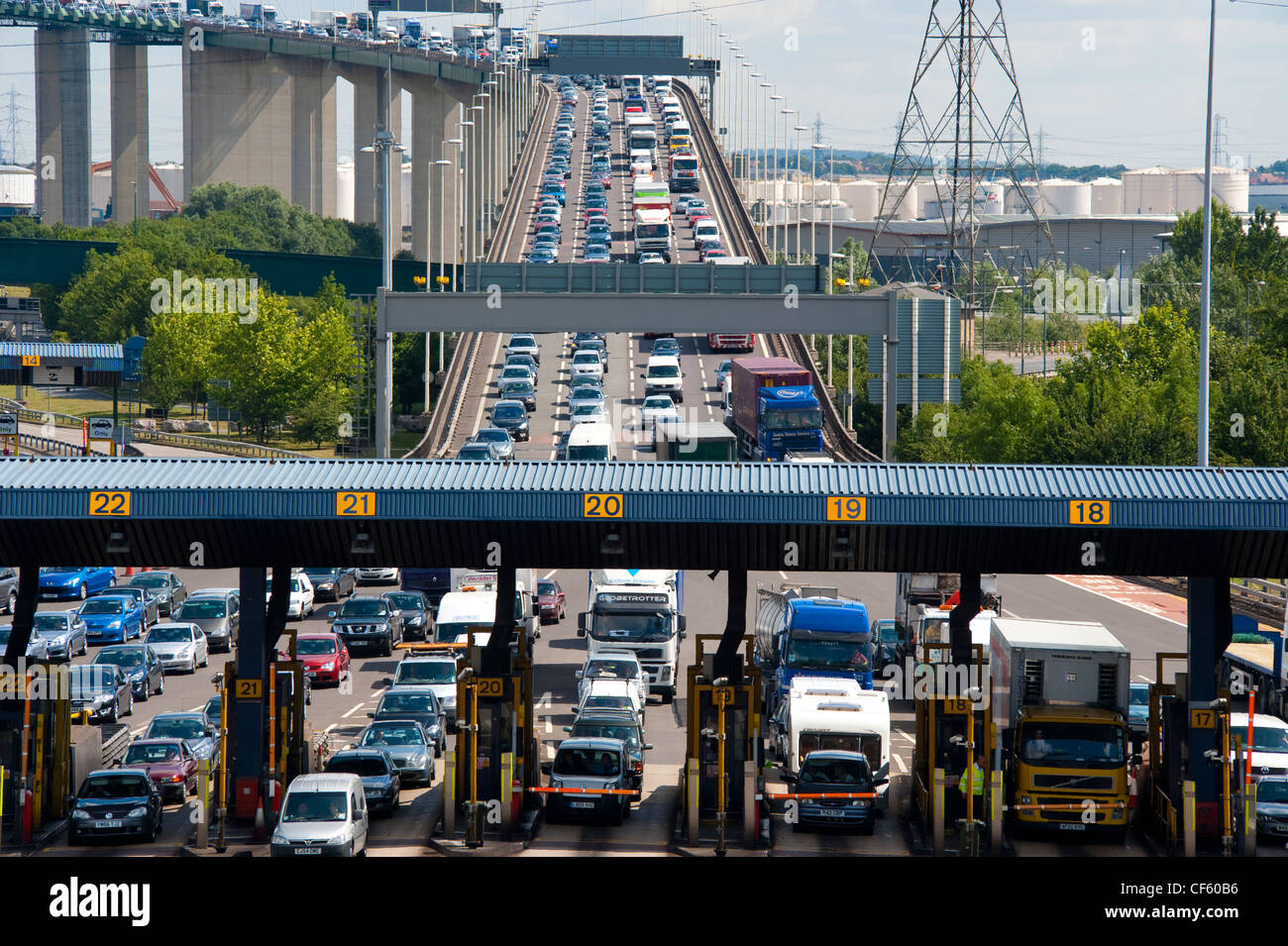 Warteschlangen an der Mautstelle am Ende der QE2 Brücke (Dartford Crossing River) Verkehr, wie es bewegt sich in Kent aus Essex. Stockfoto