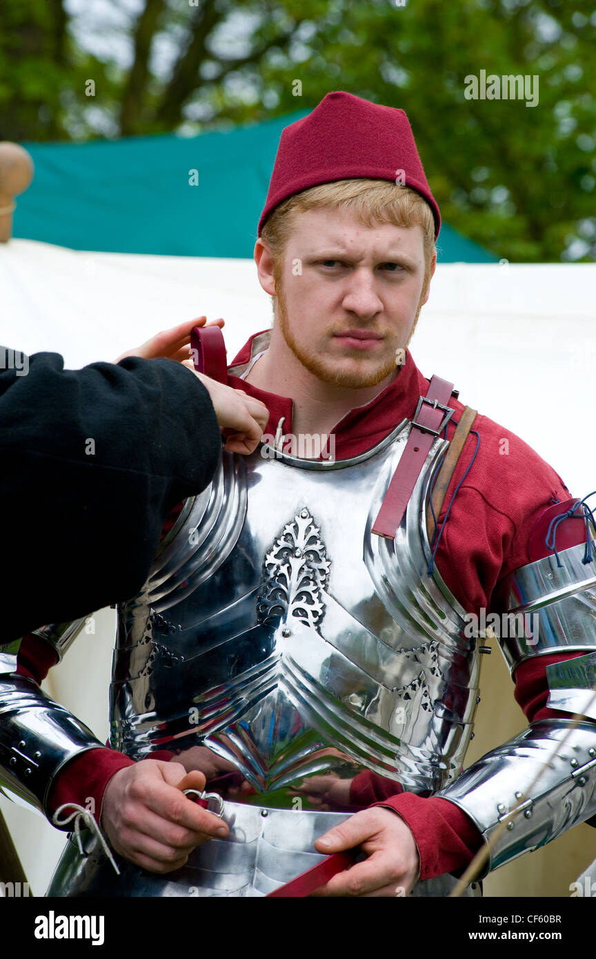 Ein junger Soldat, vorbereitet für den Kampf in einem mittelalterlichen Reenactment in Hedingham Castle. Stockfoto