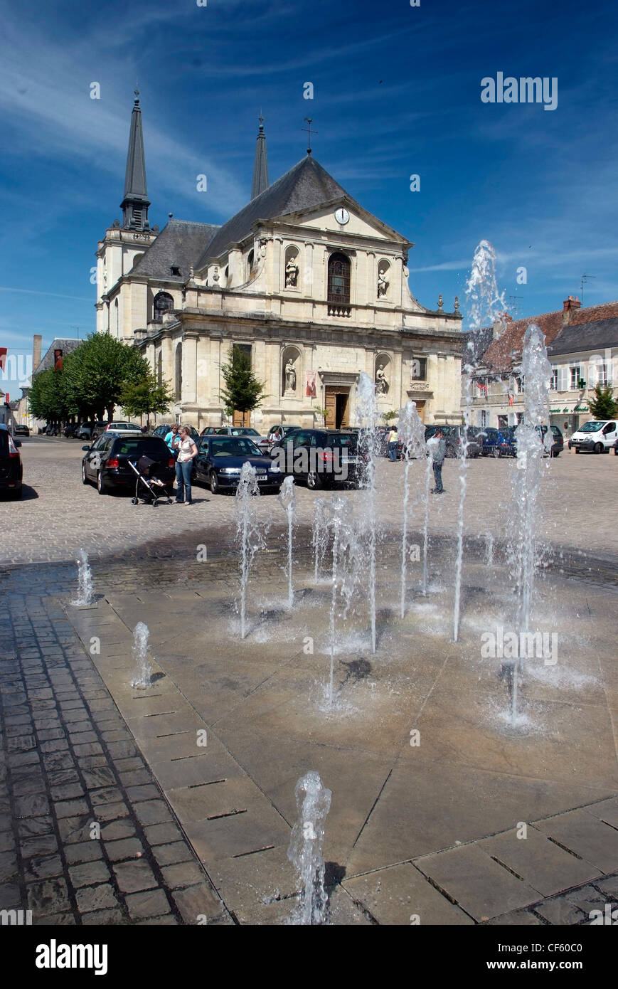 Frankreich, Pays de Richelieu, Richelieu, Place du Marche Kirche und fountaib Stockfoto