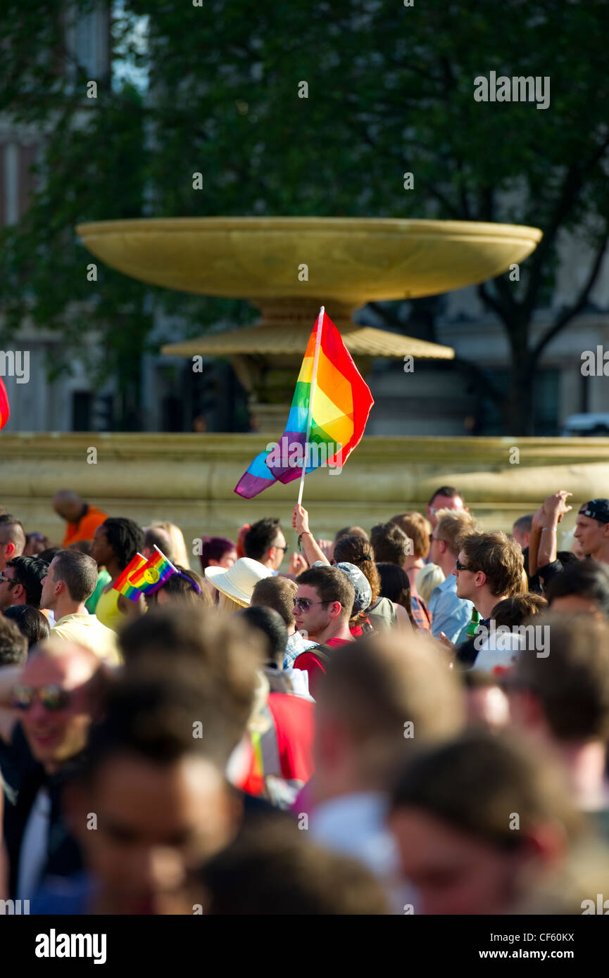Menschenmassen genießen die Unterhaltung auf dem Trafalgar Square an Gay Pride 2010. Stockfoto