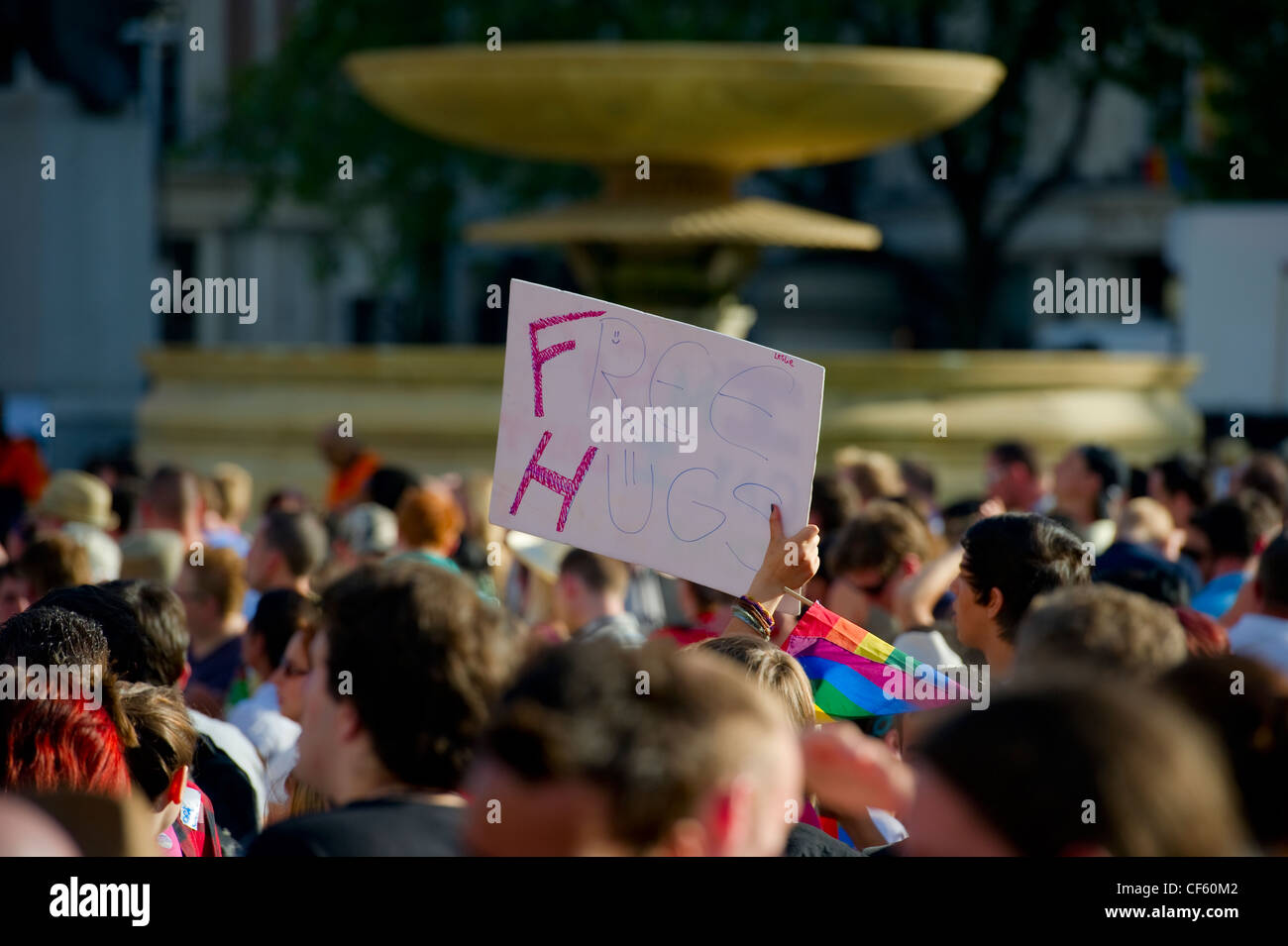Menschenmassen genießen die Unterhaltung auf dem Trafalgar Square an Gay Pride 2010. Stockfoto