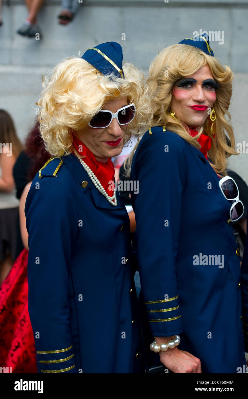 Zwei Transvestiten darstellen als Flugbegleiterinnen auf dem Trafalgar Square an Gay Pride 2010. Stockfoto