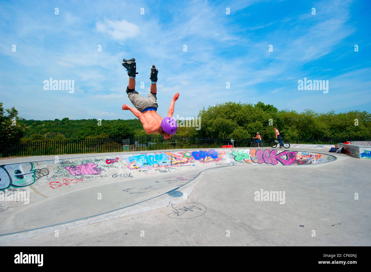 Teenager Siffer (Inline-Skater) Stunts auf einem speziell dafür gebauten Skatepark durchführen. Stockfoto